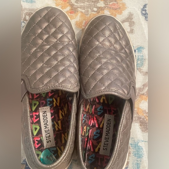 Girls Steve Madden Size 4 super cute grey cushion sneaker! - Picture 2 of 5